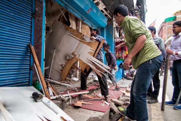 Lastniki praznijo zasuto trgovino v centru Kathmanduja, 3 ure po potresu