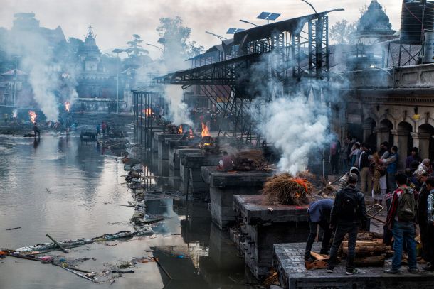 Sežig trupel po hindujskih običajih v templju Pashupatinath