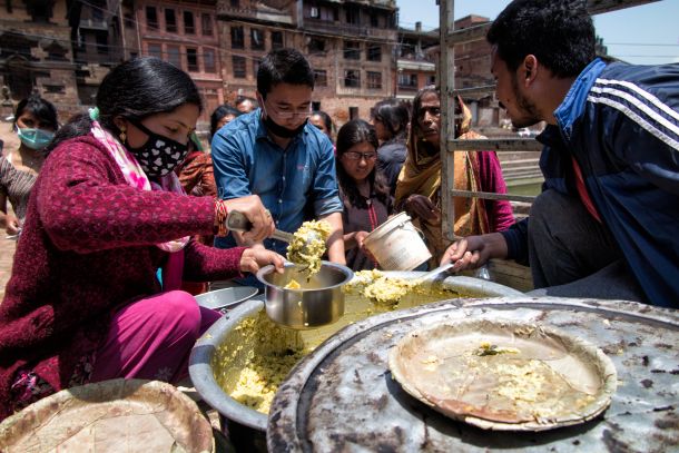 Deljenje hrane v Bhaktapurju, to so dostikrat delale gostilne same
