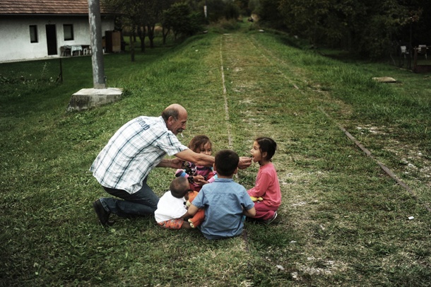 Hrvaški domačin z grozdjem hrani otroke (Harmica)