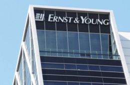 Eden izmed nebotičnikov revizijske hiše Ernst & Young