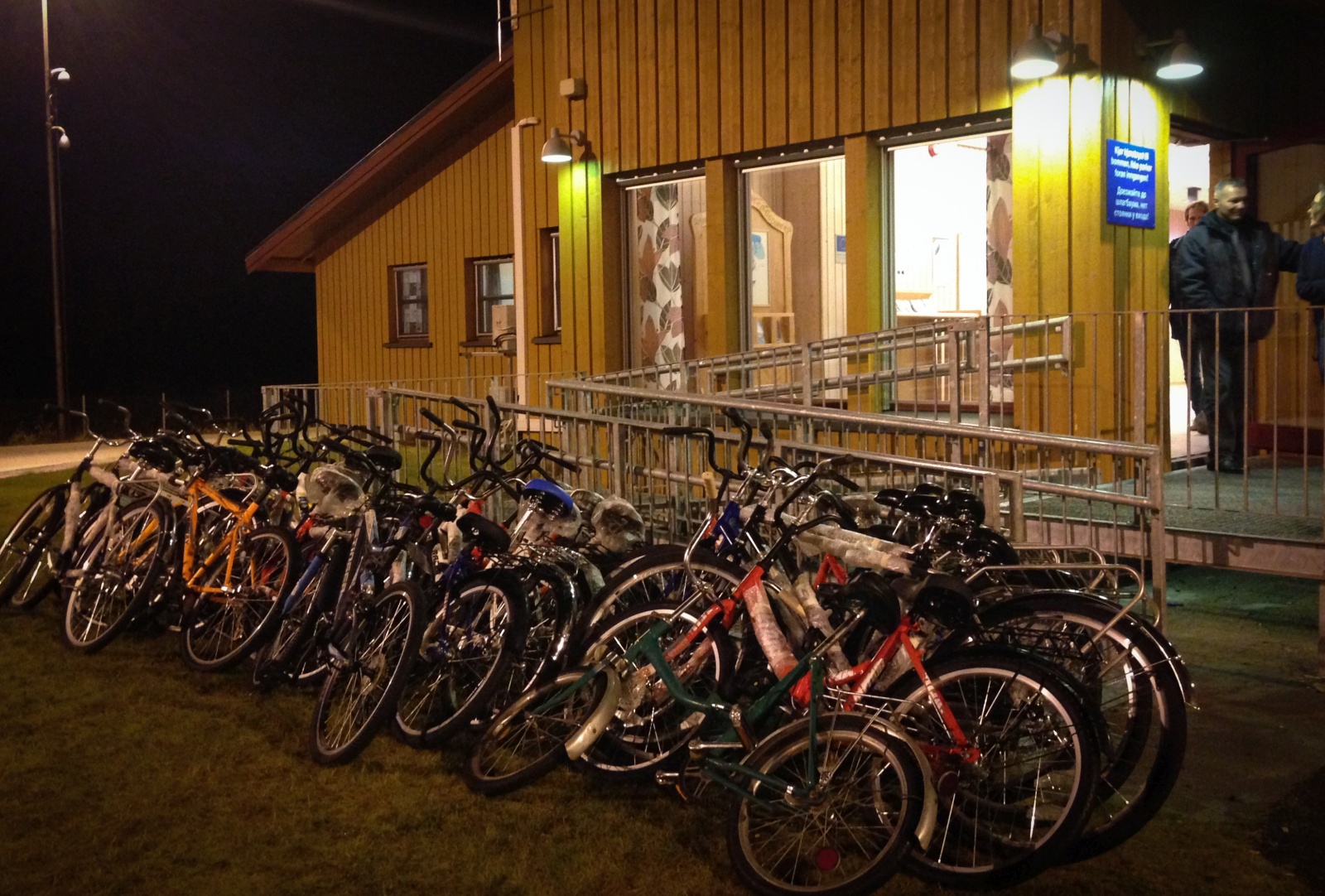 Kolesa sirijskih beguncev na norveški meji ...