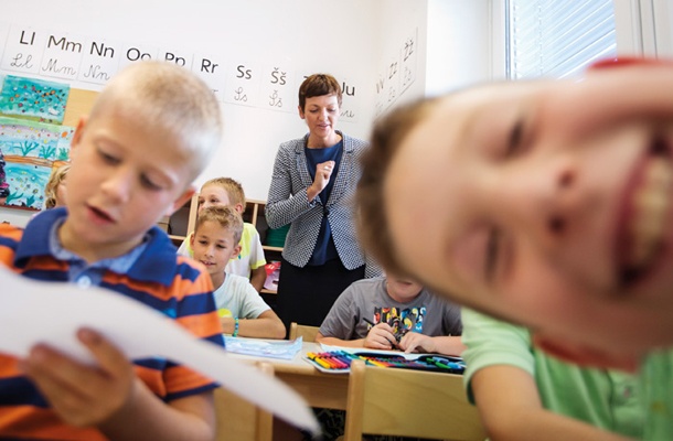 Ministrica za izobraževanje, znanost in šport Maja Makovec Brenčič je lani na prvi šolski dan obiskala Osnovno šolo Šenčur ...