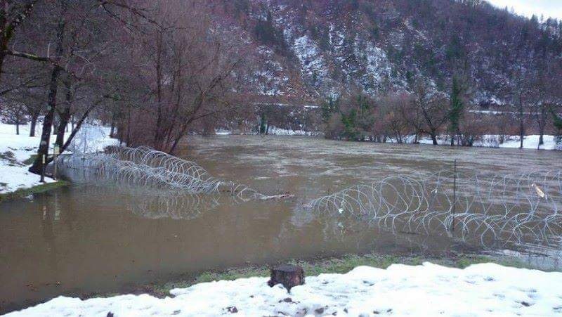 Bodeča žica pod vodo v reki Kolpi.