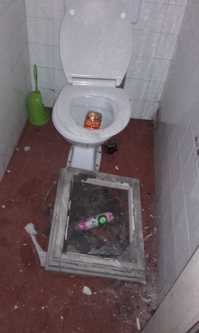 Fotografija na stranišču UP Inde, ki je nastala po vlomu.