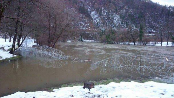 Bodeča žica pod vodo v reki Kolpi. 