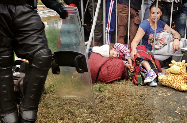 Rigonce. Vstopna točka v Schengen. Nekateri so čakali po dan ali dva, otroci so spali, kjerkoli so lahko. 