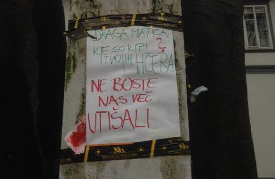 Napis na enem od spomenikov pred Glasbeno matico v Ljubljani