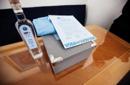 Peticijo za vpis »neodtujljive pravice do vode v ustavo« je podpisalo že več kot 53 tisoč ljudi. Predlagatelji so peticijo že prinesli v parlament.