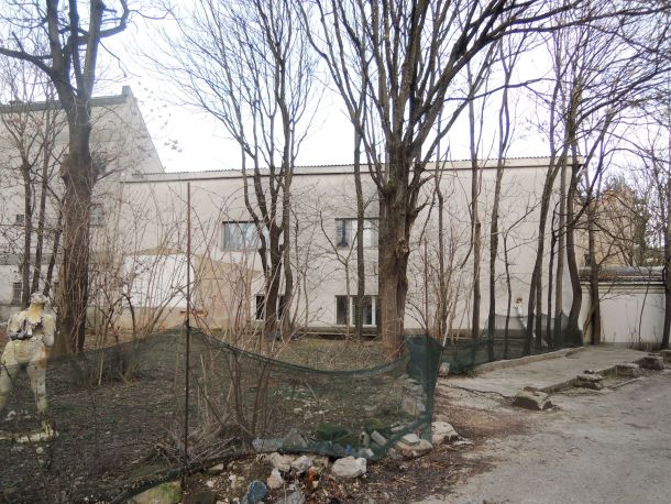 Stavba Samorog, ki je predvidena za rušenje.