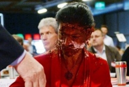 Sahri Wagenknecht je član antifašistične skupine v obraz vrgel čokoladno torto.