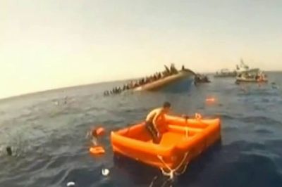 Tragedija v italijanskem morju s potapljajočim čolnom polnim beguncem