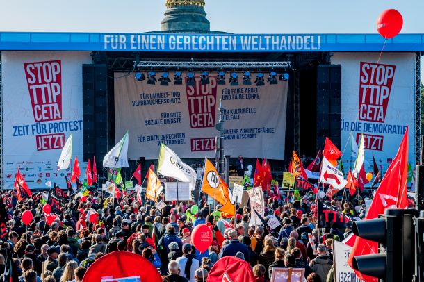 Lani oktobra je v Berlinu proti trgovinskim sporazumom TTIP in CETA protestiralo četrt milijona ljudi. 