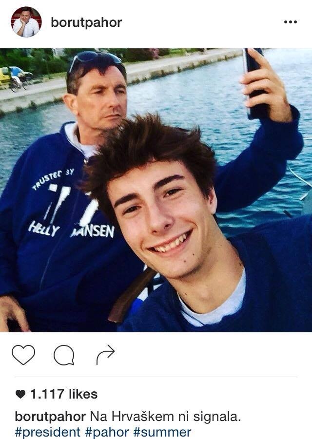 V ospredju selife predsednikovega sina, v ozadju predsednik med novim selfiejem ...