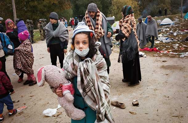 V sosednjih državah, kot je Italija, otroci beguncev, ki so brez spremstva, že desetletja bivajo tudi v dijaških domovih. V Kranju so se šestim otrokom po robu postavili starši »pravih« otrok, občina in pol učiteljskega zbora sosednje Gimnazije Franceta Prešerna. (Na fotografiji otrok pri Dobovi lani jeseni)