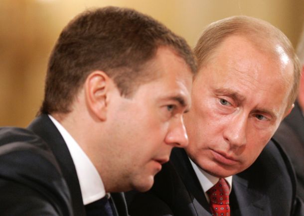 Vodja Enotne Rusije in premier Dmitrij Medvedjev z ruskim predsednikom Vladimirjem Putinom