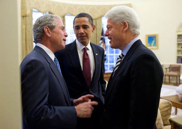 Včasih tekmeci, drugič zavezniki ... nekdanja predsednika ZDA republikanec George Bush mlajši in demokrat Bill Clinton z aktualnim ameriškim predsednikom Barackom Obamo, prav tako demokratom