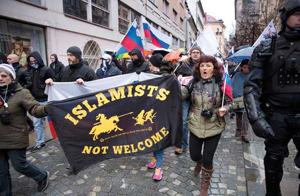 Eden od problemov: populistični nacionalizem. Islamisti niso dobrodošli: »Ostanite tam, ali pa vas bomo brcnili nazaj!« Ljubljana, Kotnikova, 27. 2. 2016