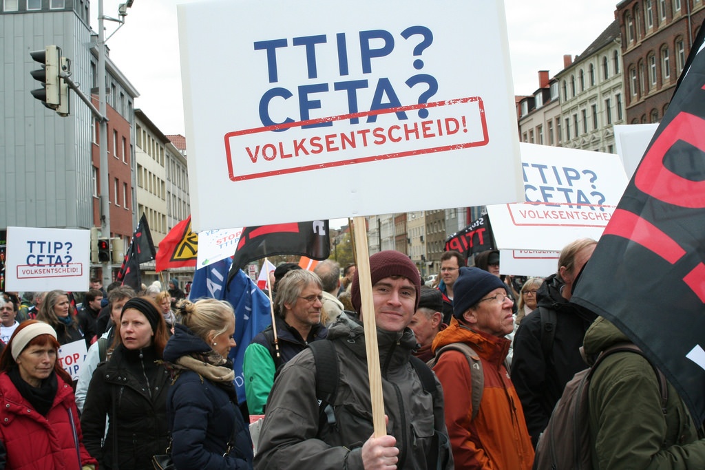Protesti proti trgovinskima sporazumoma TTIP in CETA že dlje časa potekajo v številnih državah. Največji do zdaj je bil lani v Berlinu, kjer se je zbralo kar četrt milijona ljudi.