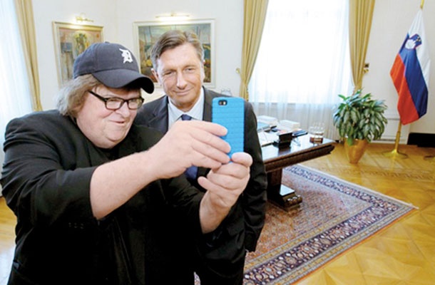 Selfi: Michael Moore in Borut Pahor, Predsedniška palača, Ljubljana. Ameriški režiser je predsednika republike vključil v svoj dokumentarni film o slabostih ameriškega izobraževalnega sistema. V filmu je namreč pod drobnogled in za zgled vzel slovensko šolstvo.