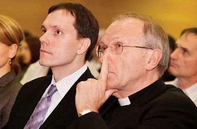 Tadej Strehovec, tiskovni predstavnik Slovenske škofovske konference, in nekdanji nadškof Anton Stres