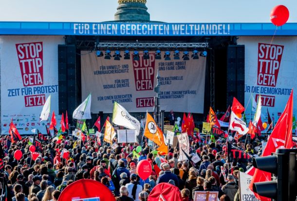 Pred letom dni je v Berlinu proti sporazumoma CETA in TTIP protestiralo četrt miljona ljudi. 
