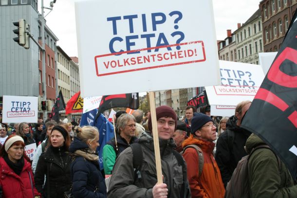 Protesti proti trgovinskima sporazumoma TTIP in CETA že dlje časa potekajo v številnih državah. Največji do zdaj je bil lani v Berlinu, kjer se je zbralo kar četrt milijona ljudi. 