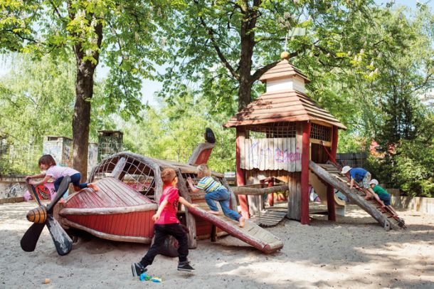 Igrišče Flegerspielplatz, igrišče letalcev, v bližini letališča Tempelhof v Berlinu. Igrišča niso le zbir kataloških igral, ampak prostori, ki skušajo povedati zgodbo.