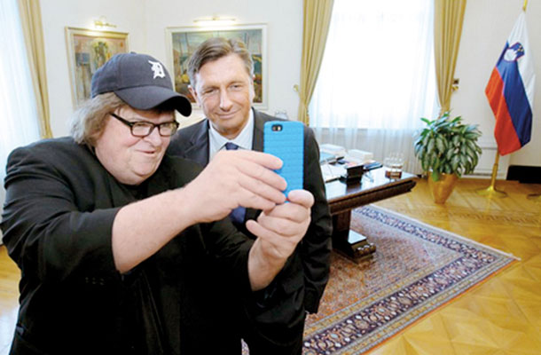 Selfi: Michael Moore in Borut Pahor, Predsedniška palača, Ljubljana. Ameriški režiser je predsednika republike vključil v svoj dokumentarni film o slabostih ameriškega izobraževalnega sistema. V filmu je namreč pod drobnogled in za zgled vzel slovensko šolstvo. 