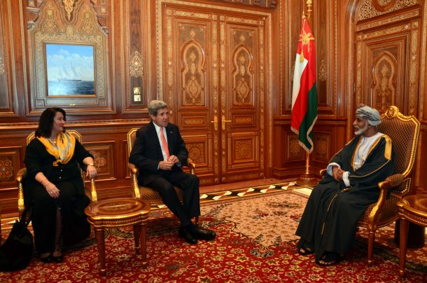Ameriški sekretar John Kerry v pogovoru z omanskim sultanom 