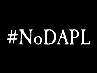 Hešteg #NoDAPL (No Dakota Access Pipeline) predstavlja podporo ameriškim domorodcem. Številni podporniki pozivajo predsednika v odhajanju Baracka Obamo, naj ustavi nasilje in prepreči načrte kapitala. 