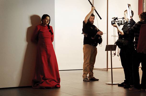 Marina Abramović med snemanjem dokumentarca Umetnica je prisotna (The Artist Is Present) 
