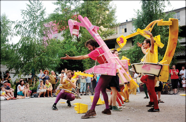 Alternativni kulturniki so našli svoje mesto tudi v Tovarni Rog. Na fotografiji predstava Balet za bagre v b-molu.