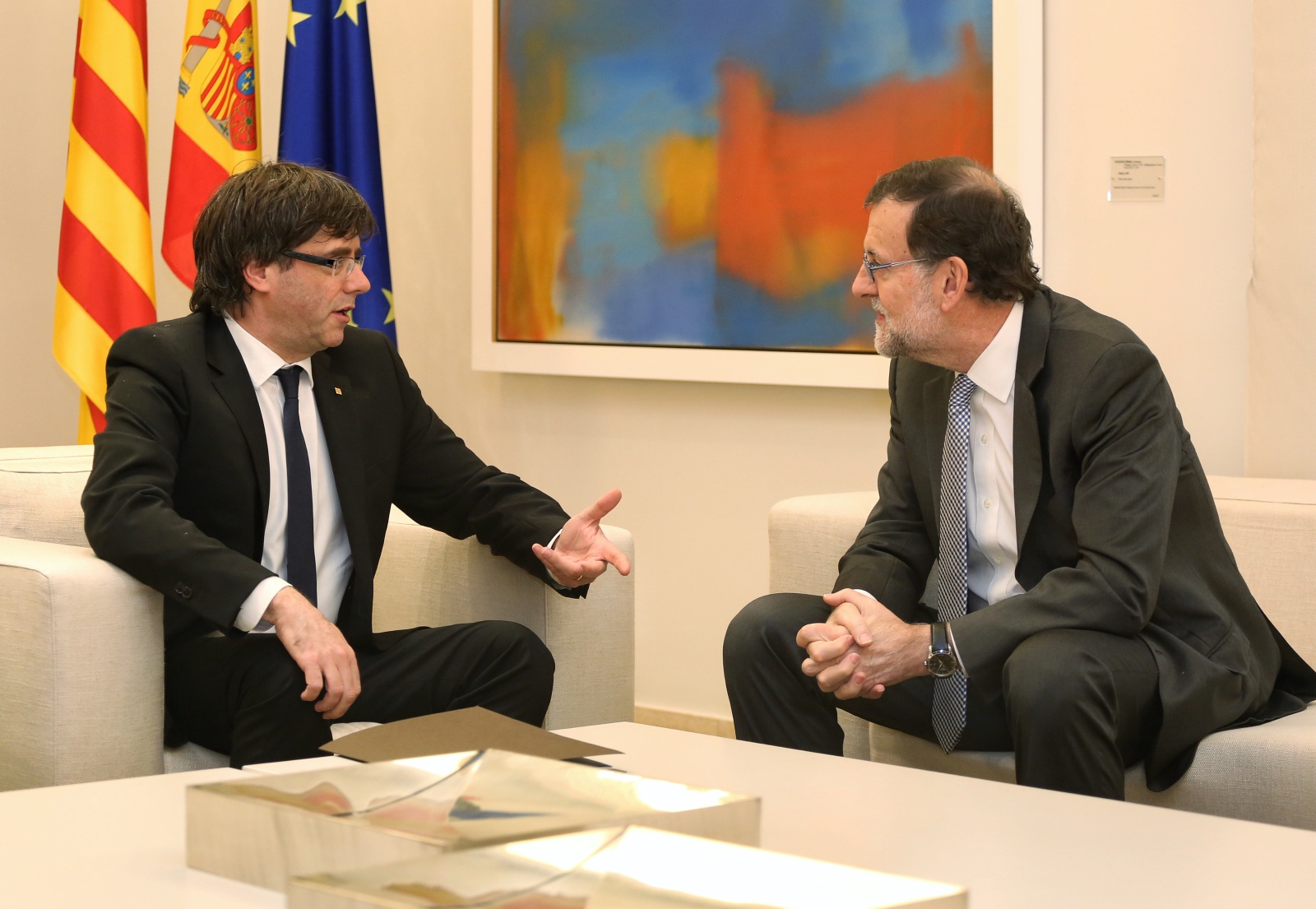 Vse od 1. oktobra, ko je Katalonija izvedla referendum o neodvisnosti, nismo bili priča dialogu in kompromisom med katalonskem premierjem Carlesom Puigdemontom in španskim premierjem Marianom Rajoyjem.