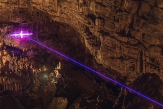 V Sloveniji je zaradi posebnih geoloških značilnosti kraškega terena registriranih okoli 11.000 jam. Gledano s širše perspektive podzemlje razumemo kot prostor neznanega in se sprašujemo, katere analogne prostore nam sploh še dopuščajo današnja sodobna okolja oz. kateri prostori nam še ostanejo za sporočanje nezavednega in za razkrivanje naše globoke povezave z materialnostjo in nematerialnostjo narave. Lokalna instalacija epizode Sprostitev podzemlja, Županova jama – Grosuplje. 