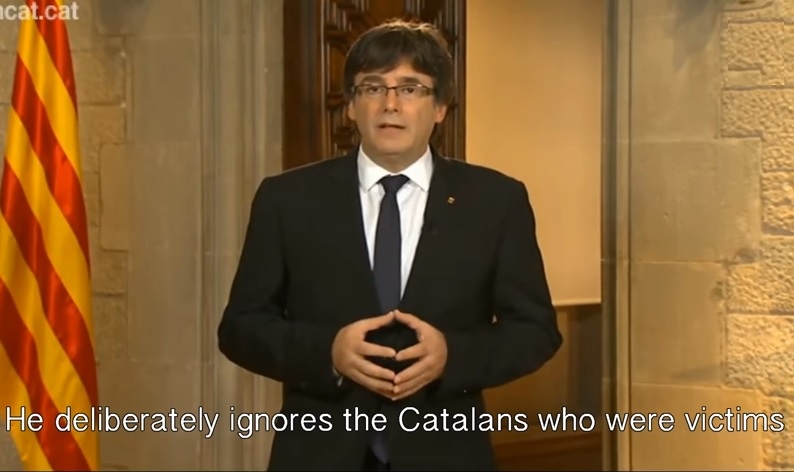 Katalonski premier Carles Puigdemont na včerajšnjem televizijskem nagovoru, ravno ko govori o ignoranci španskega kralja Filipa VI. do Kataloncev in Katalonk, ki so bile na nedeljskem referendumu žrtve policijskega nasilja.
