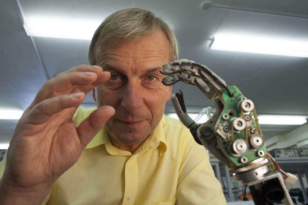 Kevin Warwick, prvi mikročipiran človek. 