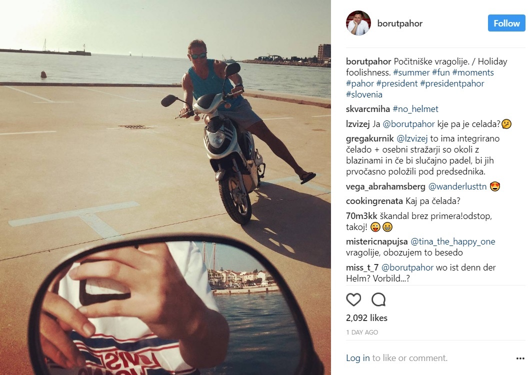 Gospod predsednik in njegove počitniške vragolije. Na motorju brez čelade.