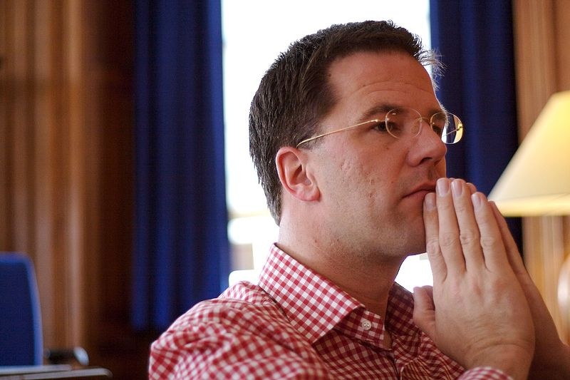 Nizozemski premier Mark Rutte je na volitvah premagal Geerta Wildersa, populista in islamofoba. V predvolilni tekmi je Rutte spretno krmaril med poudarjanjem nizozemskih vrednot in obsodbami populizma.