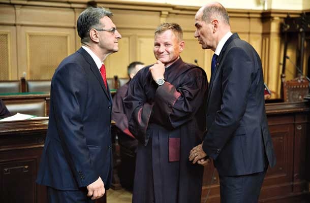 Upokojeni brigadir Tone Krkovič in predsednik SDS Janez Janša v družbi odvetnika Francija Matoza na sojenju v zadevi Patria