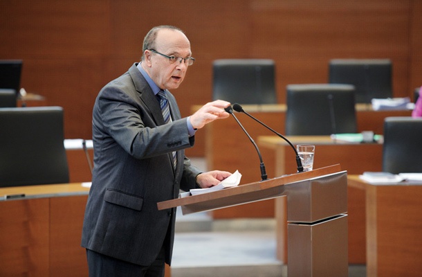 Vinko Gorenak med govorom v Državnem zboru