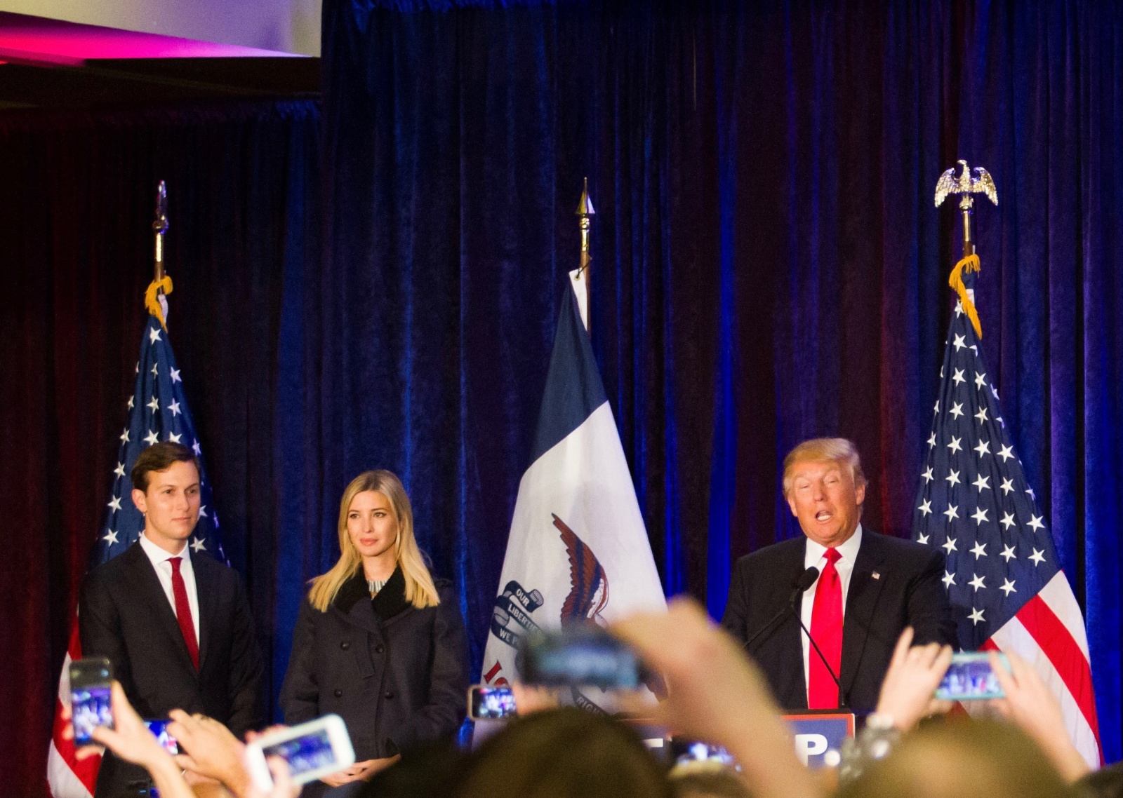 Jared Kushner (levo) z novoizvoljenim ameriškim predsednikom Donaldom Trumpom (desno)