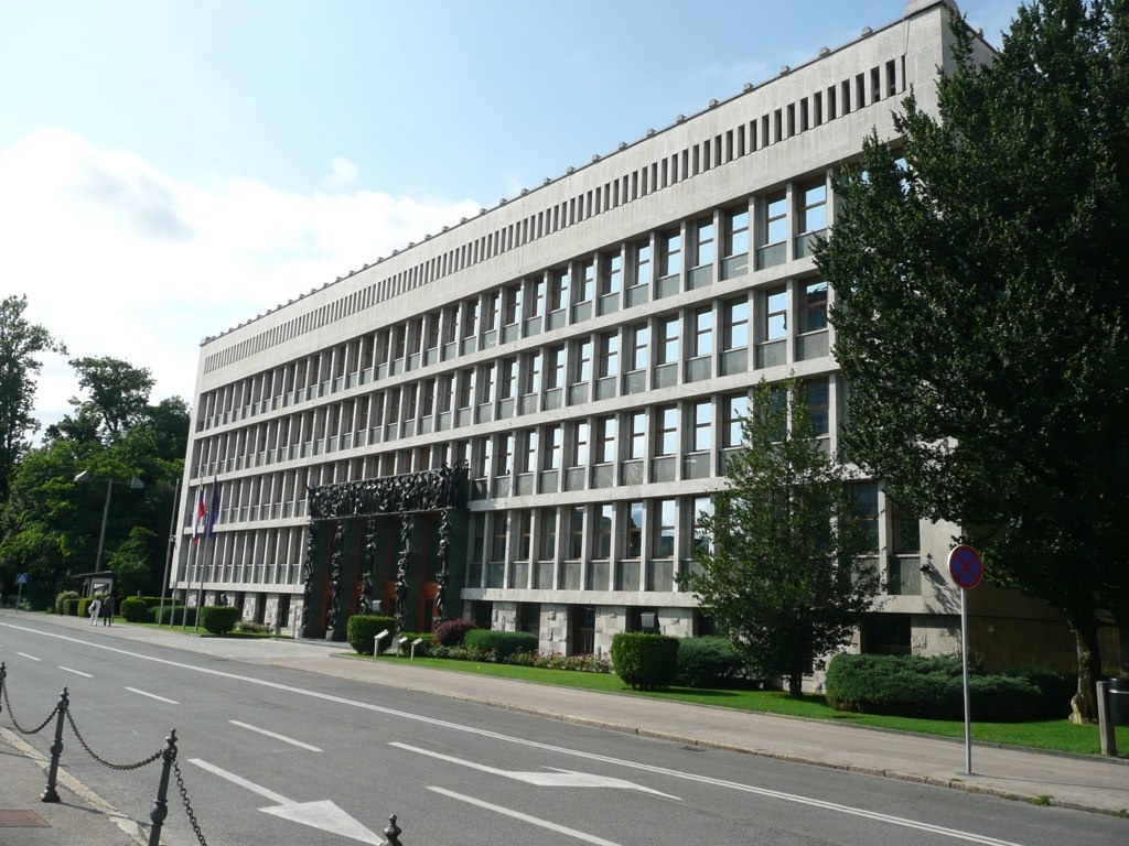 Situacija oškodovanih študentov je trenutno odvisna od odločitev v državnem zboru. 