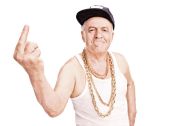 Demokracijin ubogi upokojenec kot nasilnež