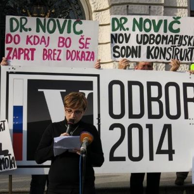 Petra Janša, novinarka Demokracije, tu v vlogi aktivistke v podporo Janezu Janši pred ljubljanskim sodiščem