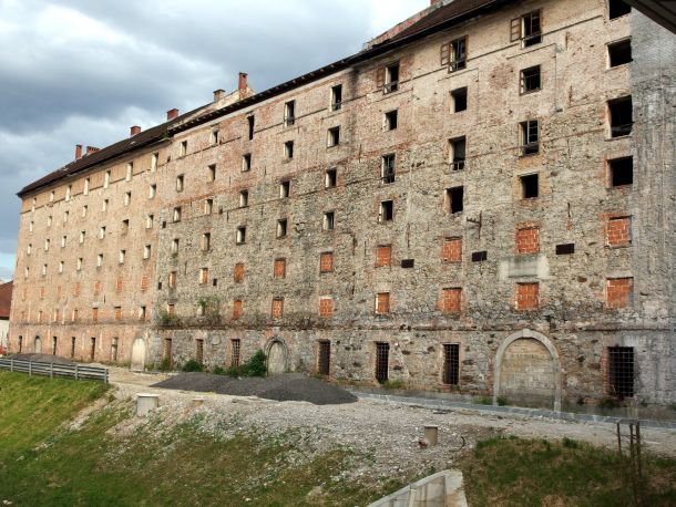 Pogled na zunanjost stavbe.