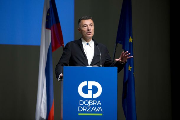 Bojan Dobovšel na kongresu kot novoizvoljeni predsednik stranke Dobra država