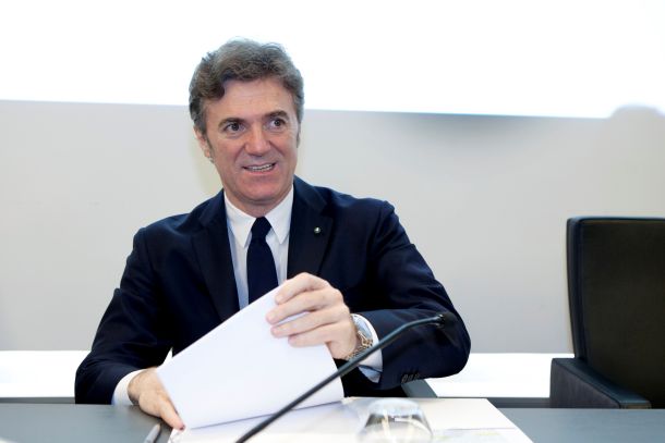 Flavio Cattaneo bo bogatejši za 25 milijonov evrov ... in to zgolj zato, ker niti dve leti ni opravljal funkcije prvega moža italijanskega telekoma