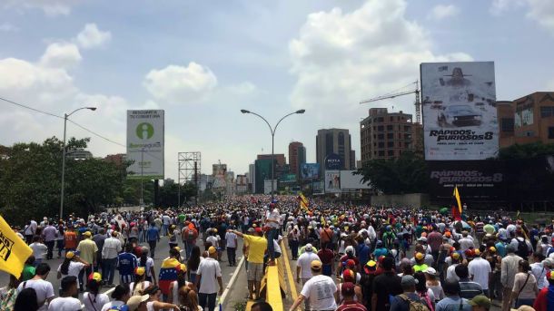 Protestniki in opozicija v Caracasu si želijo Madurov odstop, predčasnih predsedniških volitev in intervencijo mednarodnih humanitarnih organizacij. 