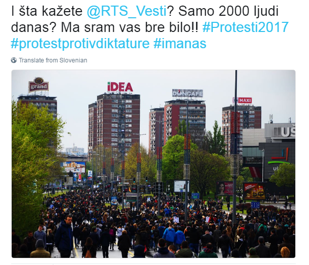 Odziv na socialnem omrežju Twitter o poročanju srbske javne televizije RTS s protestov.